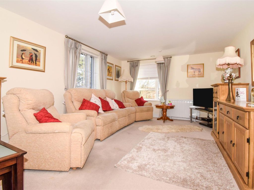 2 bed flat for sale in Glenhills Court, Little Glen Road, Glen Parva LE2, £200,000