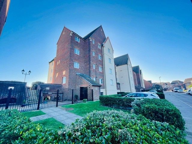 2 bed flat for sale in Madeira Way, Eastbourne BN23, £250,000