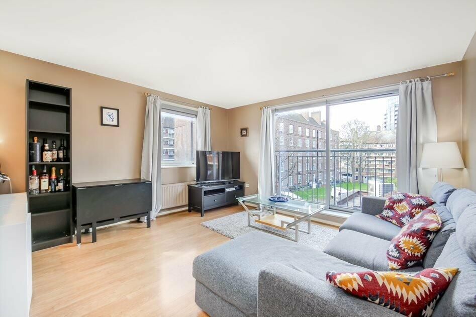 2 bed flat for sale in Bromley High Street, London E3, £280,000
