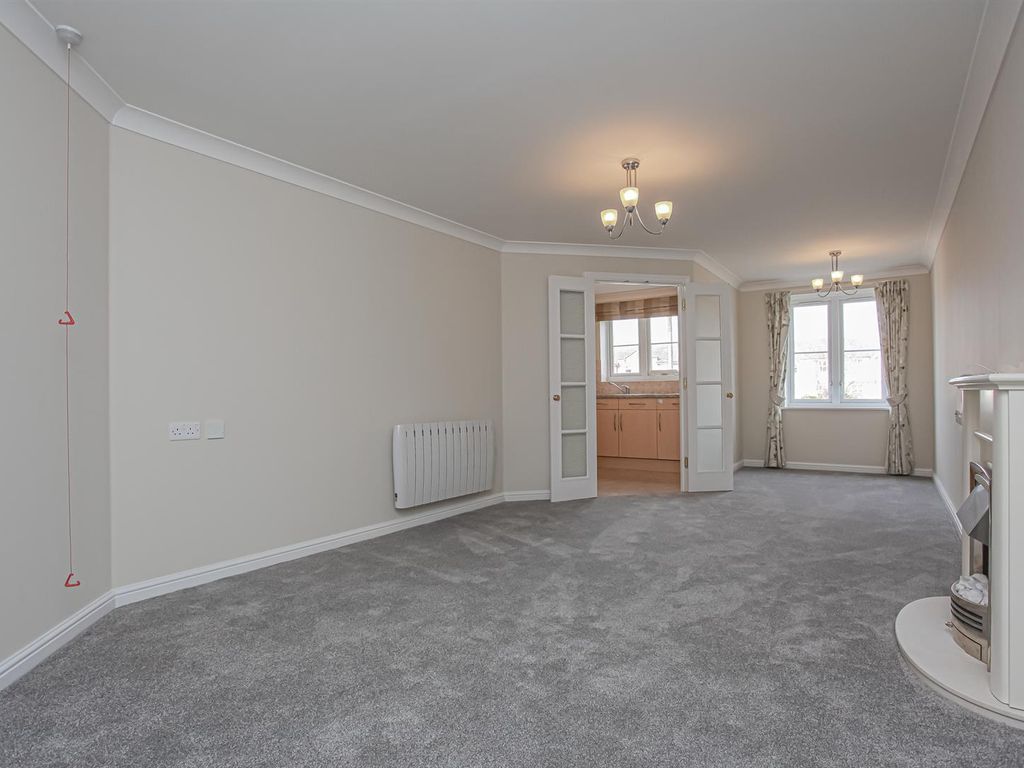 1 bed flat for sale in Foxhall Court, School Lane, Banbury OX16, £68,950