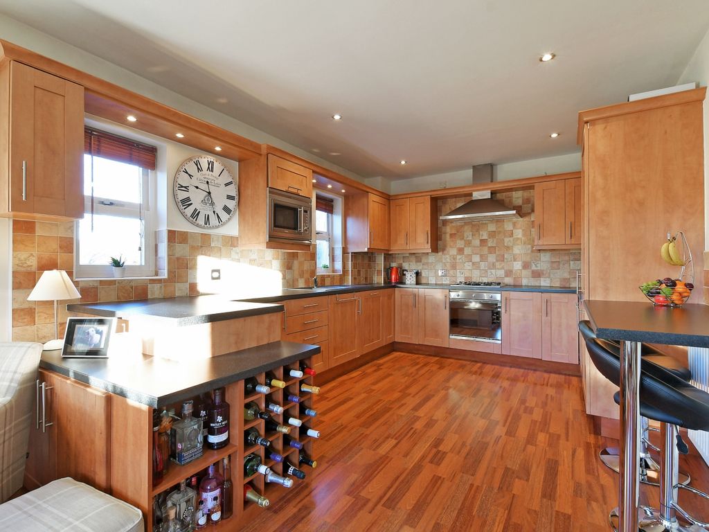 3 bed flat for sale in Hillfoot Court, Totley S17, £300,000