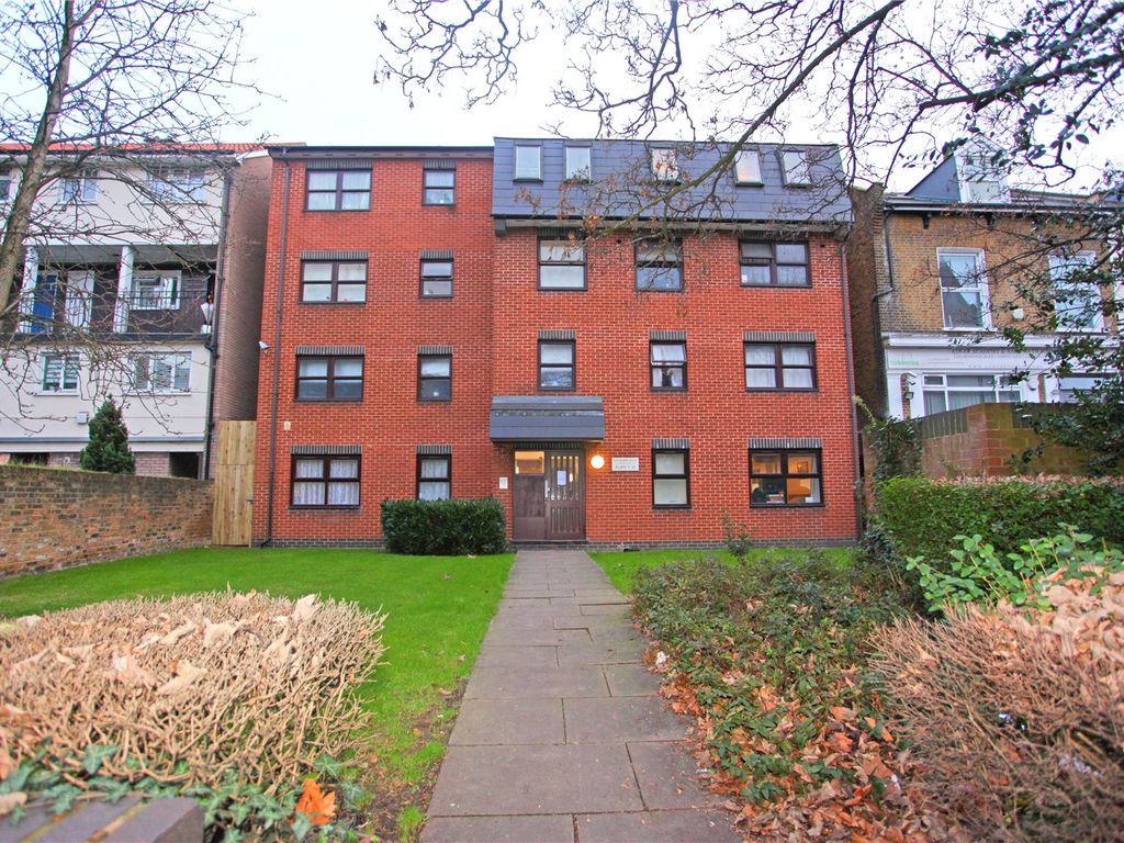 3 bed flat for sale in Romford Road, London E7, £235,000