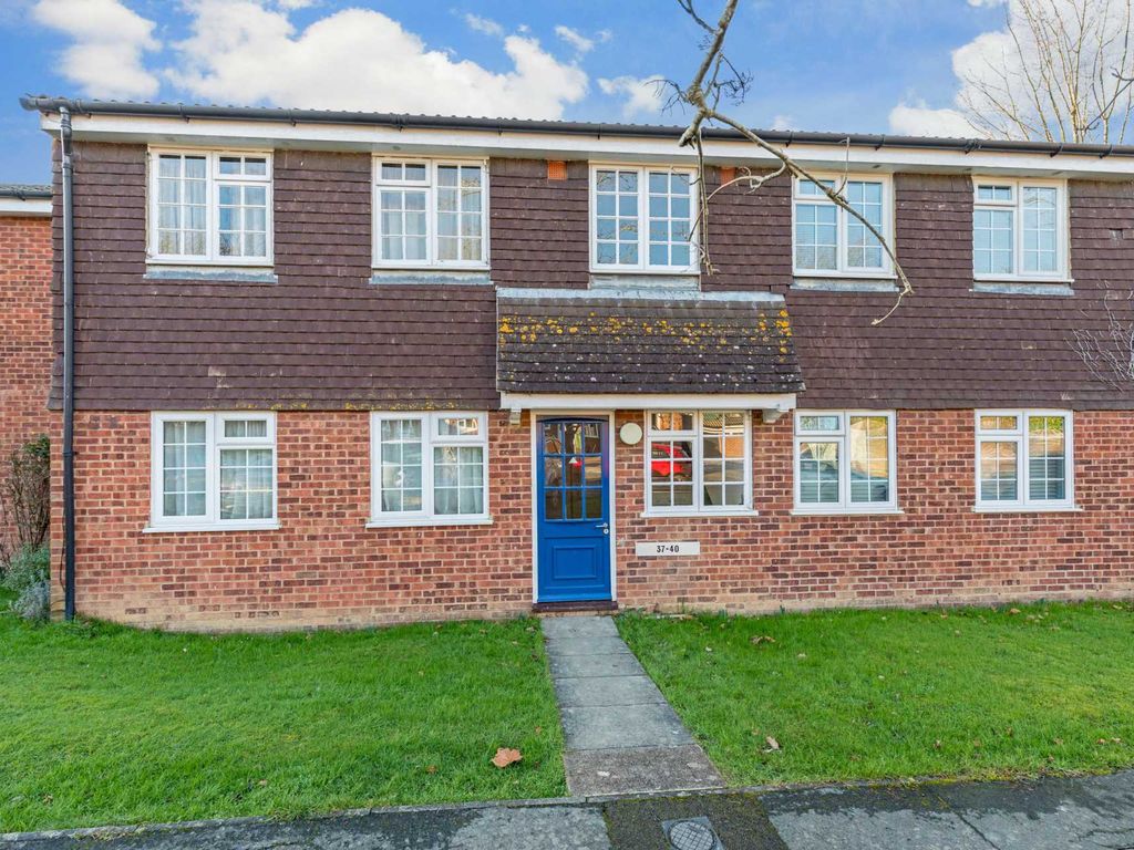 1 bed flat for sale in Meadvale, Horsham RH12, £160,000