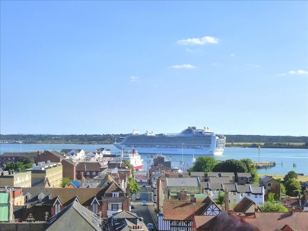 3 bed flat for sale in Castle Way, Southampton SO14, £170,000