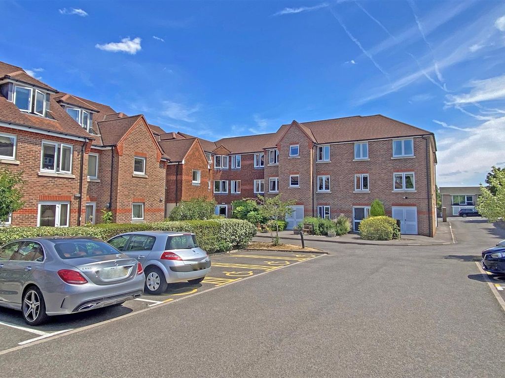 2 bed property for sale in London Road, Redhill RH1, £150,000
