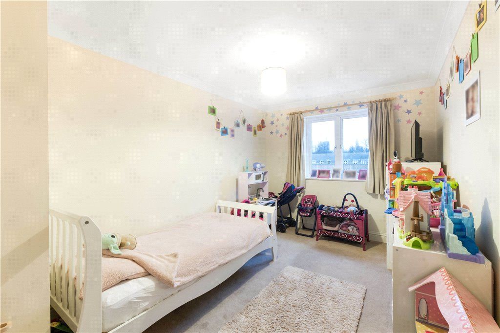 2 bed flat for sale in Old School Place, Croydon CR0, £275,000