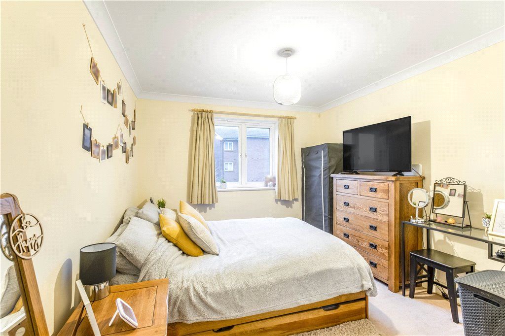 2 bed flat for sale in Old School Place, Croydon CR0, £275,000