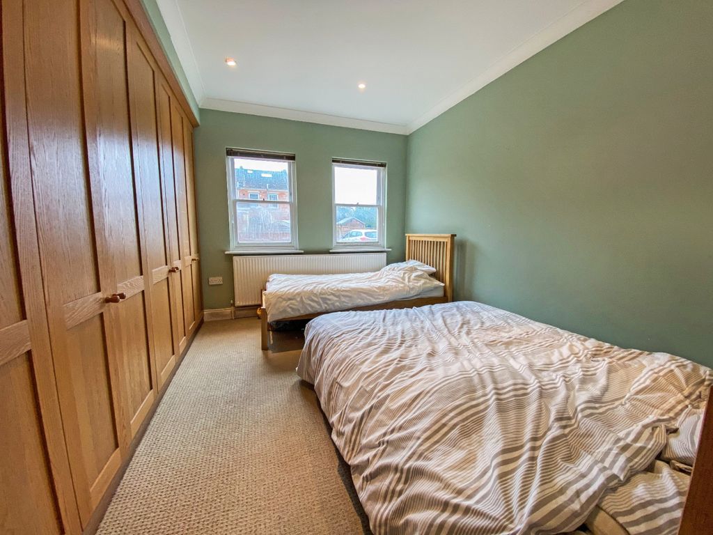 2 bed flat for sale in Osborne Road, Bath BA1, £269,950