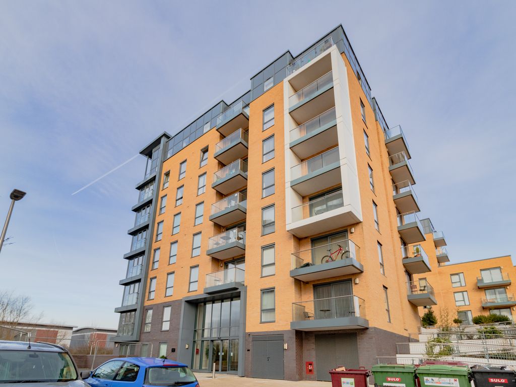 1 bed flat for sale in Drake Way, Reading, Berkshire RG2, £225,000