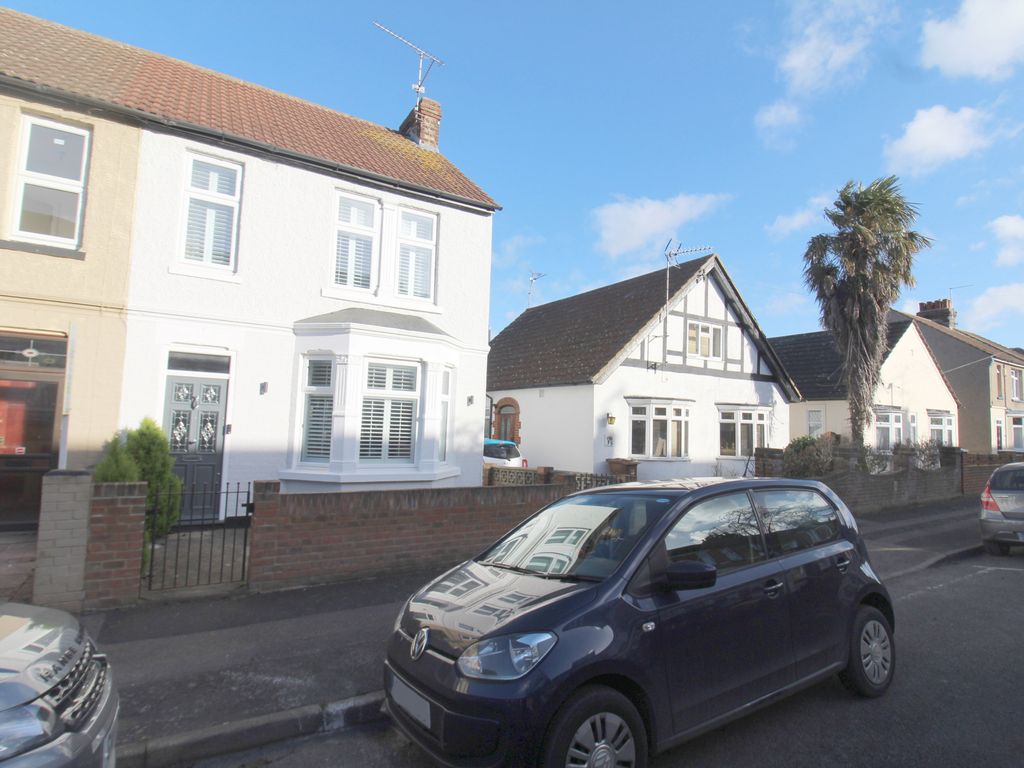 3 bed end terrace house for sale in Carlton Avenue, Gillingham, Kent ME7, £325,000