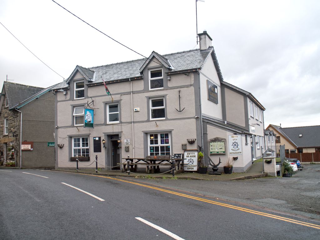 Pub/bar for sale in Talsarnau, Gwynedd LL47, £325,000