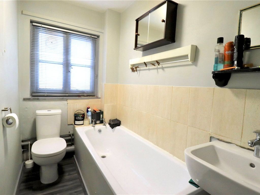 1 bed flat for sale in Reading Street, Swindon, Wiltshire SN1, £110,000