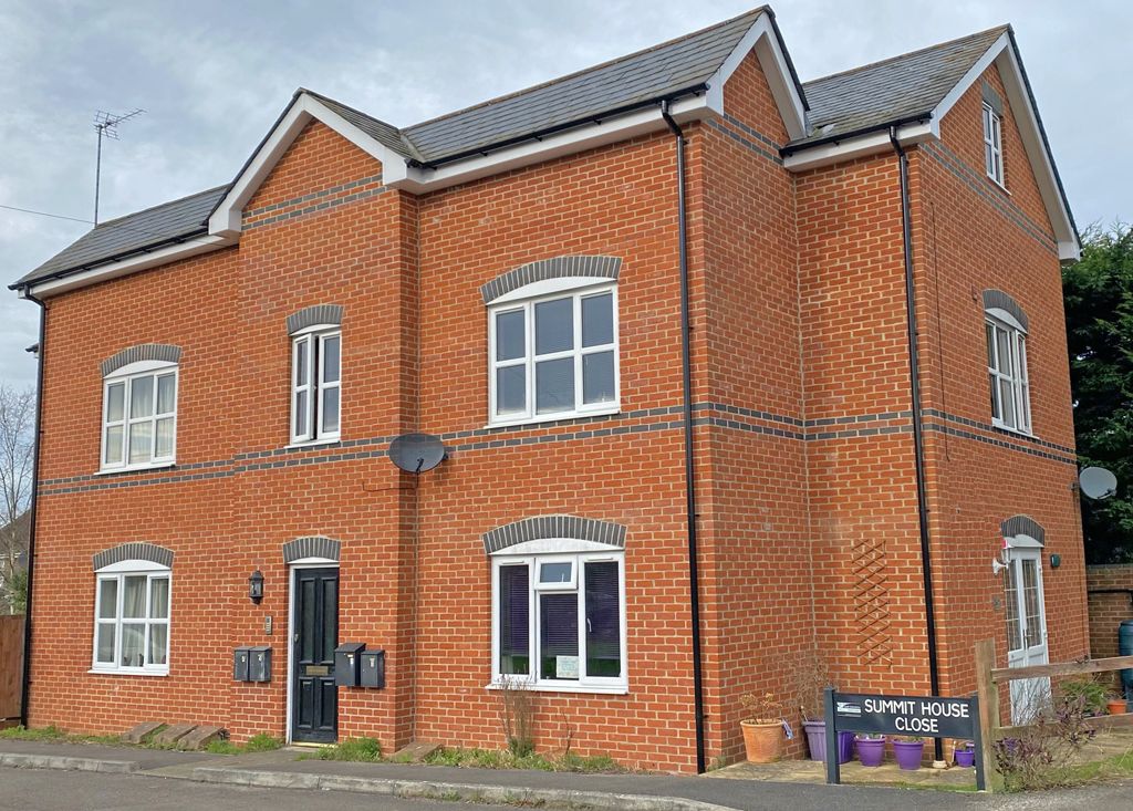 1 bed flat for sale in Summit House Close, Woodcote, Reading RG8, £190,000