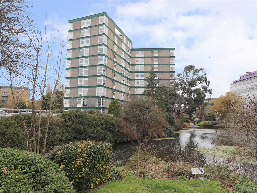 2 bed flat for sale in Oxford Road, Denham UB9, £285,000