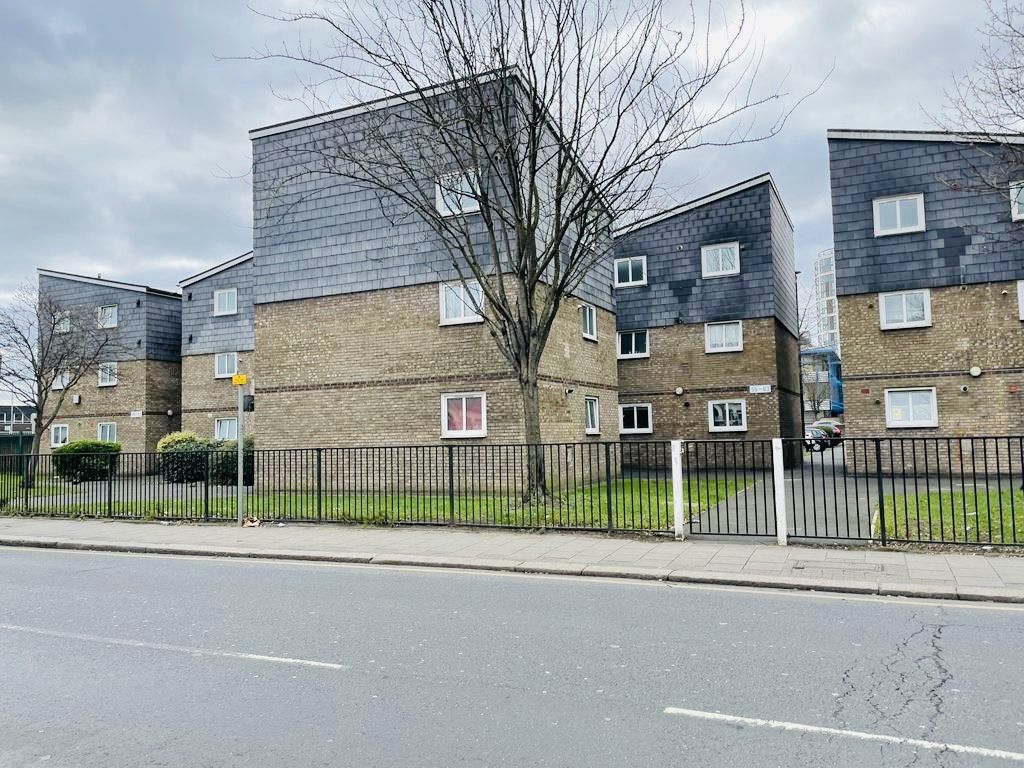 1 bed flat for sale in Bateman Close, Ilford IG11, £230,000