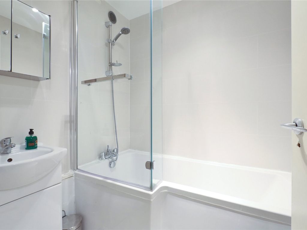 2 bed flat for sale in Gloucester Road, London N17, £210,000