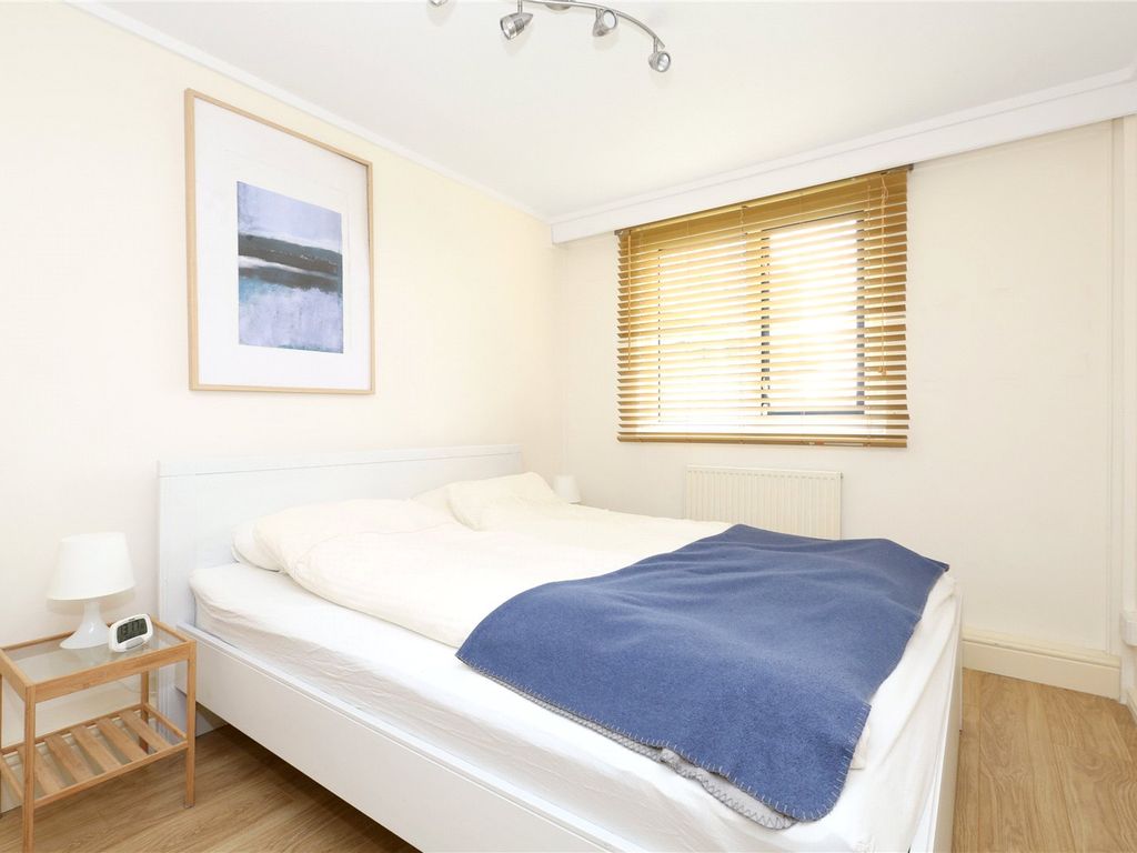 2 bed flat for sale in Gloucester Road, London N17, £210,000
