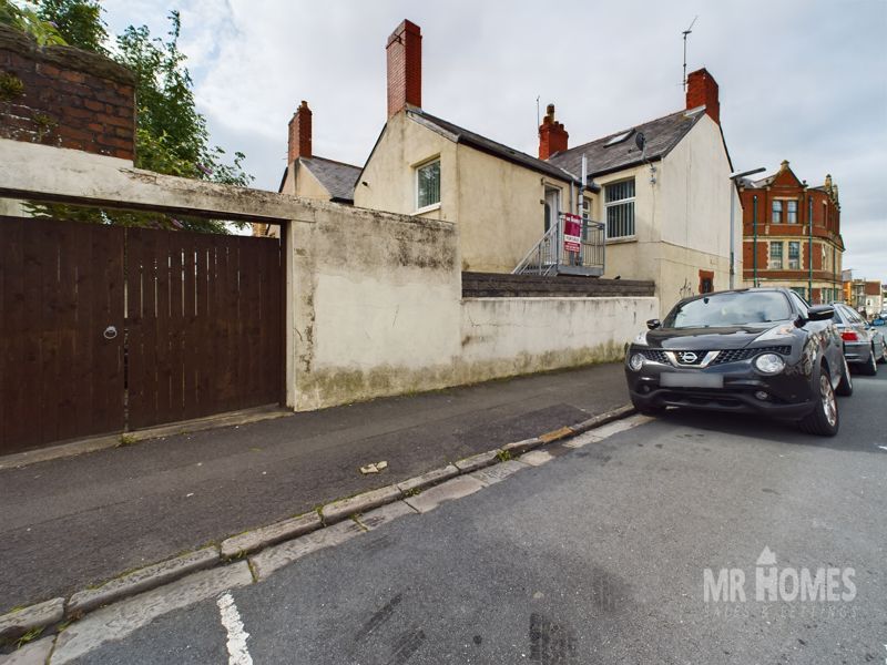 3 bed flat for sale in Newlands Street, Barry, Vale Of Glamorgan. CF62, £120,000