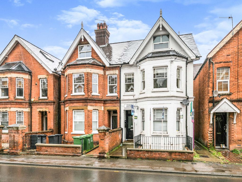 1 bed flat for sale in York Road, Guildford GU1, £150,000