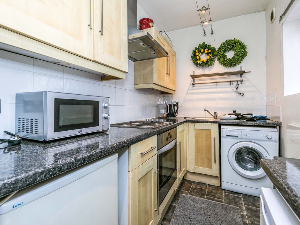 1 bed flat for sale in York Road, Guildford GU1, £150,000