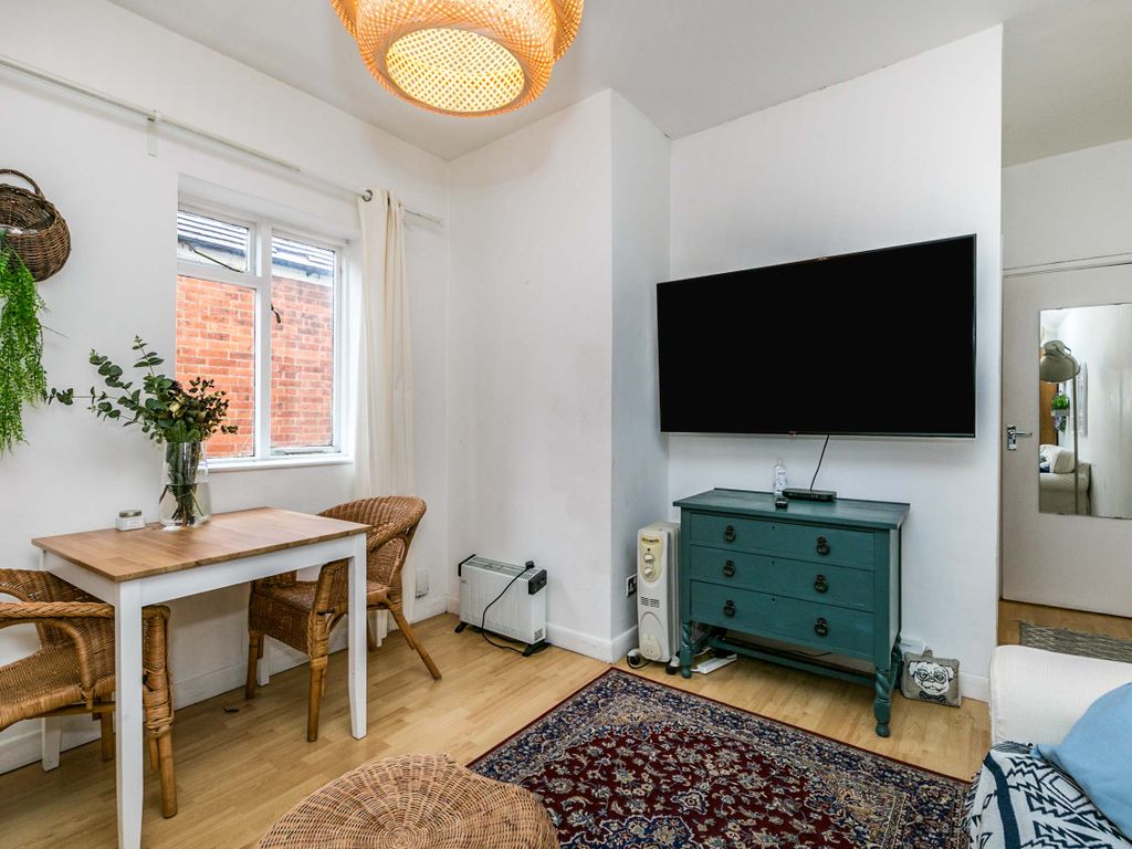 1 bed flat for sale in York Road, Guildford GU1, £150,000
