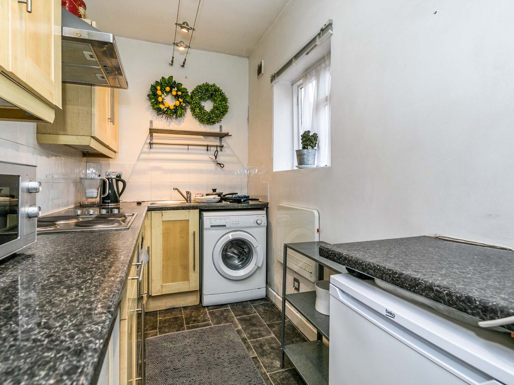 1 bed flat for sale in York Road, Guildford GU1, £150,000