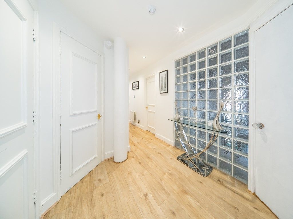2 bed flat for sale in The Colonnades, City Centre L3, £325,000