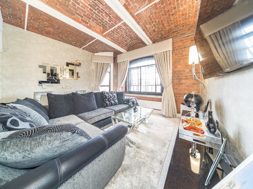 2 bed flat for sale in The Colonnades, City Centre L3, £325,000