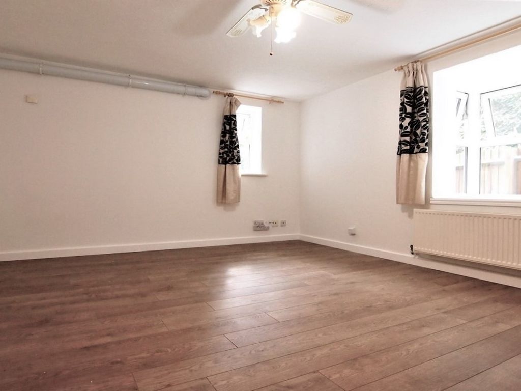 1 bed flat for sale in Yeoman Court, Yeoman Close, Beckton, London E6, £249,950