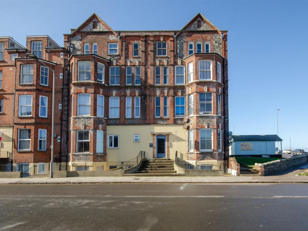 2 bed flat for sale in Prince Of Wales Road, Cromer NR27, £160,000