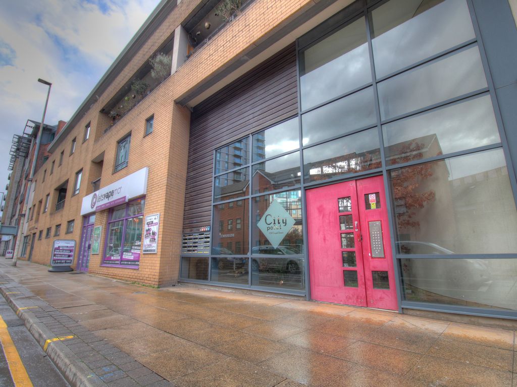 3 bed flat for sale in Chapel Street, Salford M3, £295,000