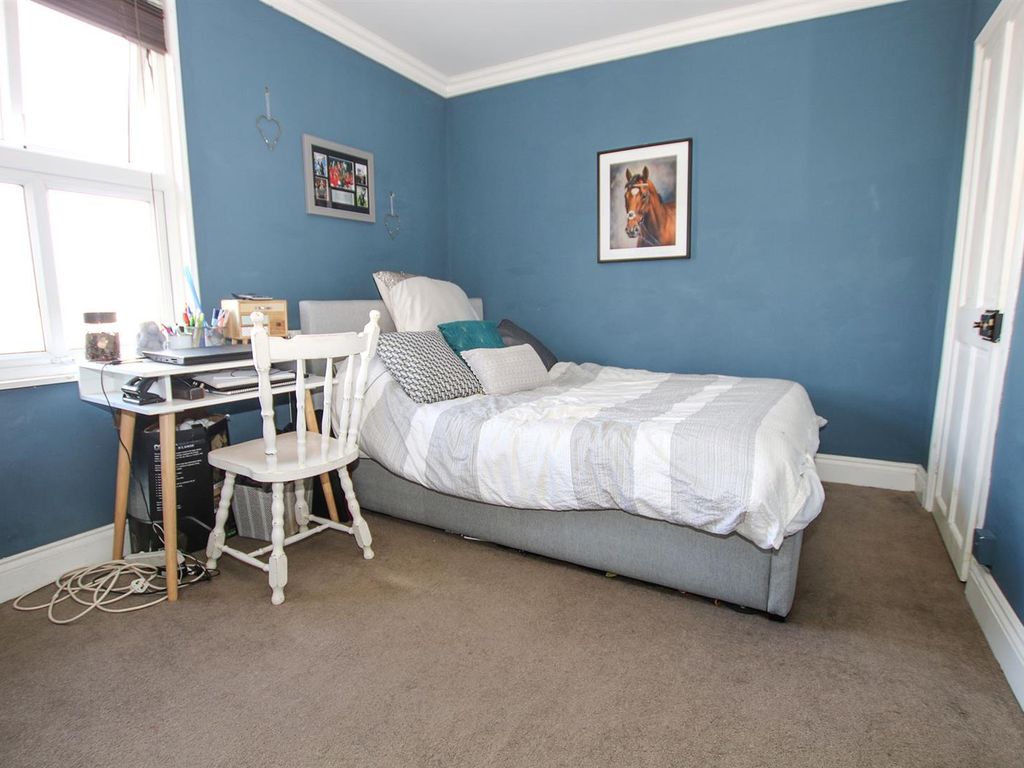 2 bed terraced house for sale in Park Avenue, Newmarket CB8, £230,000