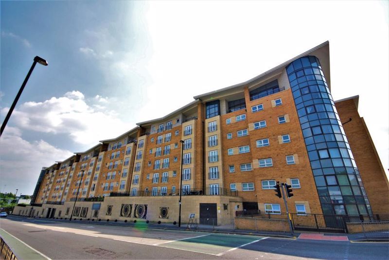 2 bed flat for sale in Middlewood Street, Salford M5, £179,950