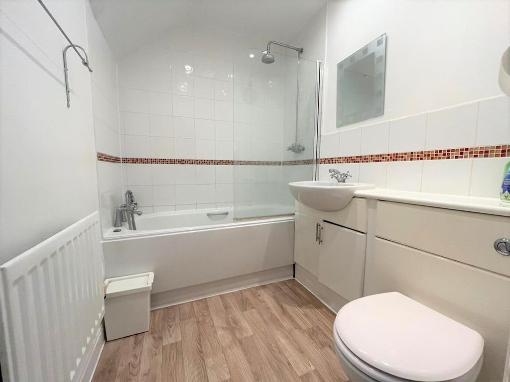 2 bed flat for sale in Appleby Close, Hillingdon UB8, £270,000