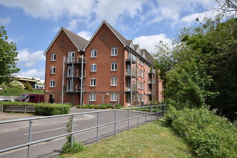 2 bed flat for sale in The Lamports, Alton GU34, £240,000