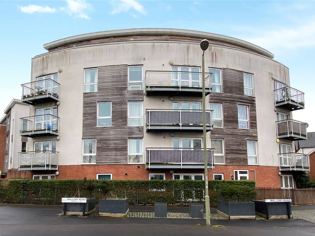 2 bed flat for sale in Mallory Road, Basingstoke RG24, £185,000