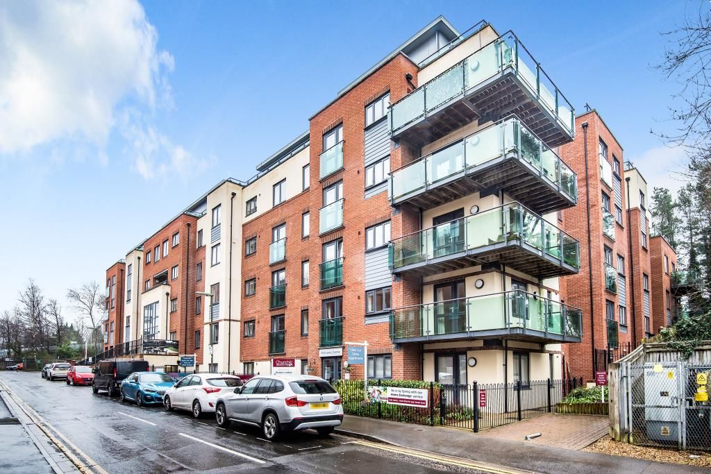 1 bed flat for sale in Camberley, Surrey GU15, £160,000