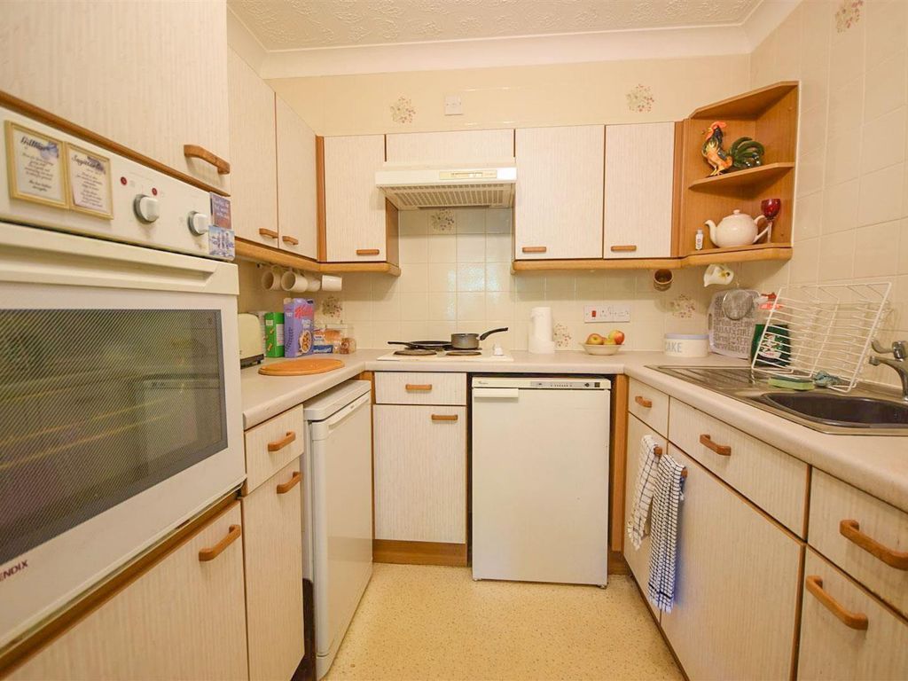 2 bed flat for sale in Willow Court, Brookside Road, Gatley SK8, £130,000