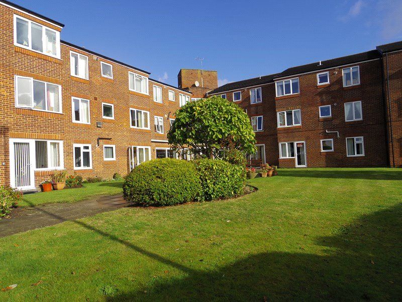 2 bed flat for sale in Mount Pleasant Road, Poole Park, Poole, Dorset BH15, £115,000