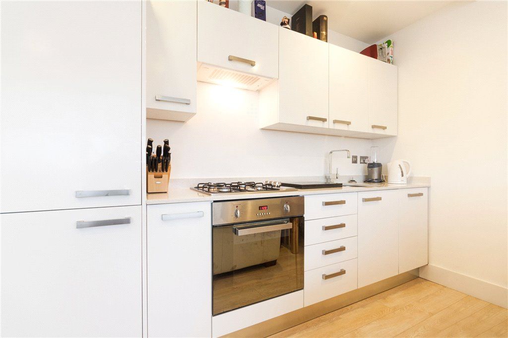 1 bed flat for sale in Market Place, Wokingham, Berkshire RG40, £185,000