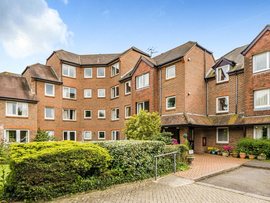 2 bed flat for sale in York Road, Guildford, Surrey GU1, £195,000