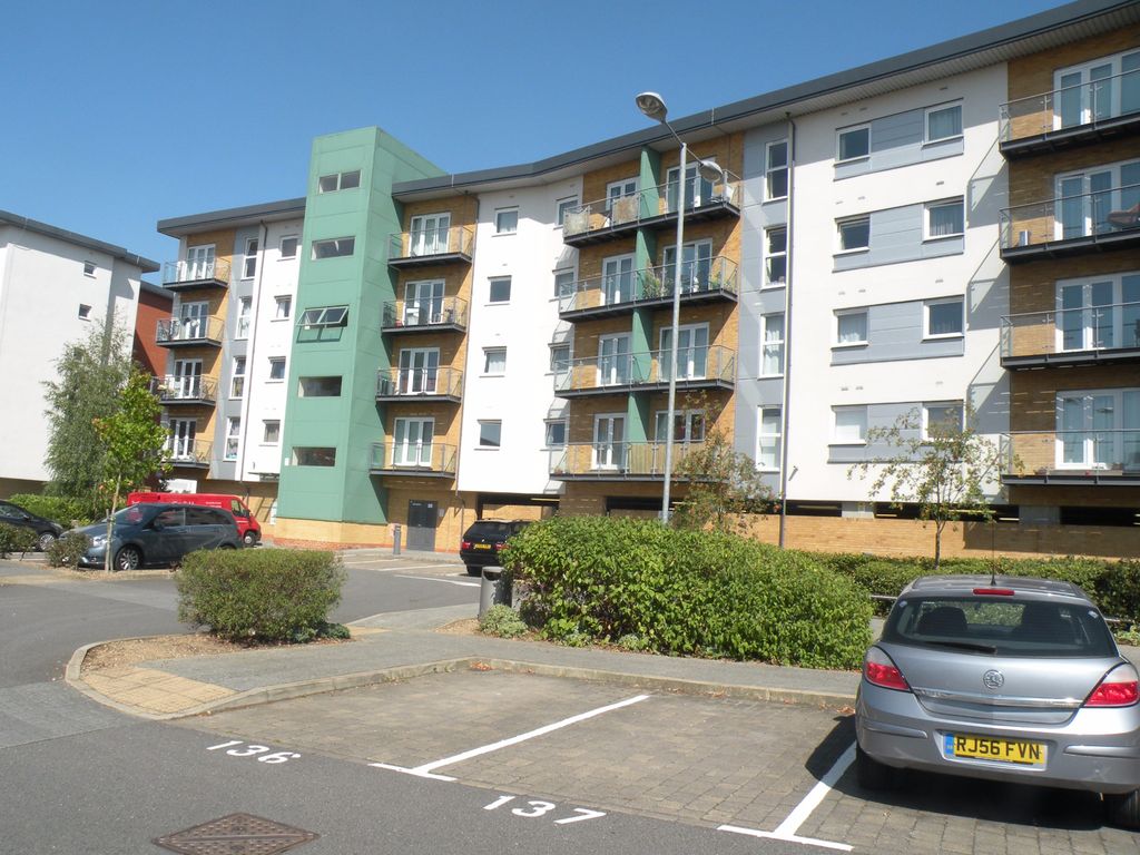 2 bed flat for sale in Parkhouse Court, Hatfield AL10, £255,000