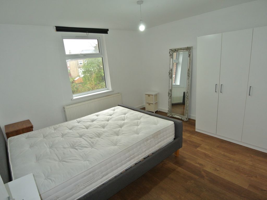 2 bed flat for sale in Brownhill Road, Lewisham SE6, £300,000