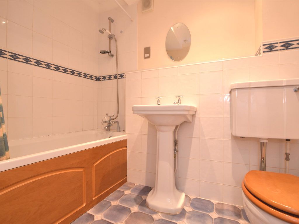 1 bed flat for sale in Commercial Road, Gloucester GL1, £135,000