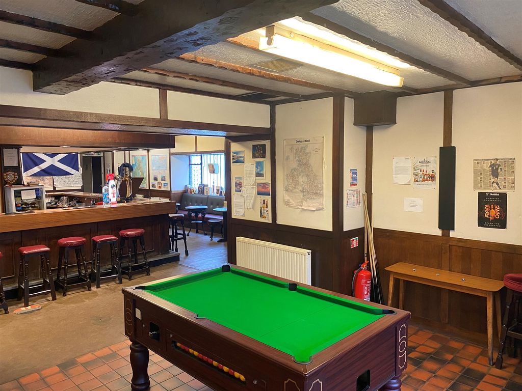 Pub/bar for sale in G78, Neilston, Renfrewshire, £160,000