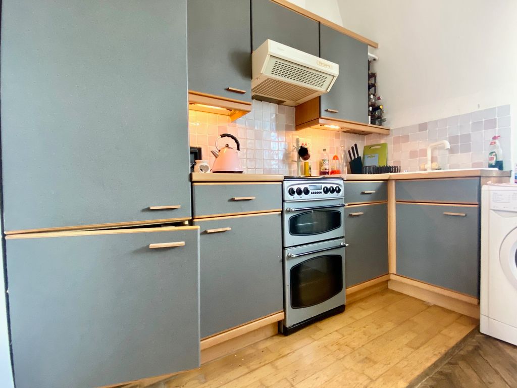 1 bed flat for sale in Westgate Street, Cardiff CF10, £90,000
