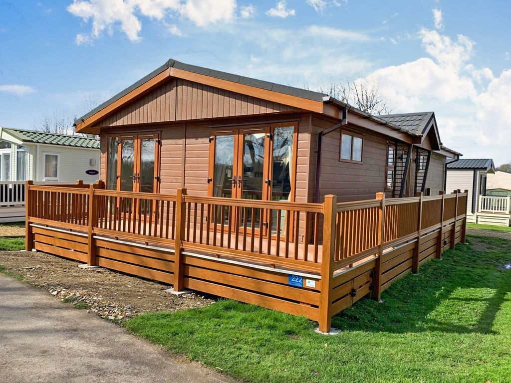 2 bed mobile/park home for sale in Cranborne Road, Furzehill, Wimborne BH21, £152,995