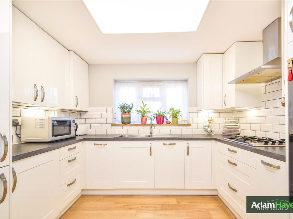 2 bed flat for sale in Beaconsfield Road, London N11, £325,000
