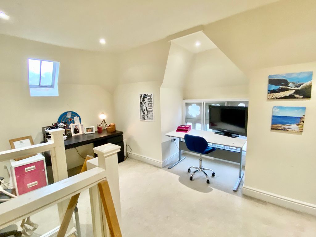 2 bed flat for sale in High Street, Cardiff CF10, £225,000