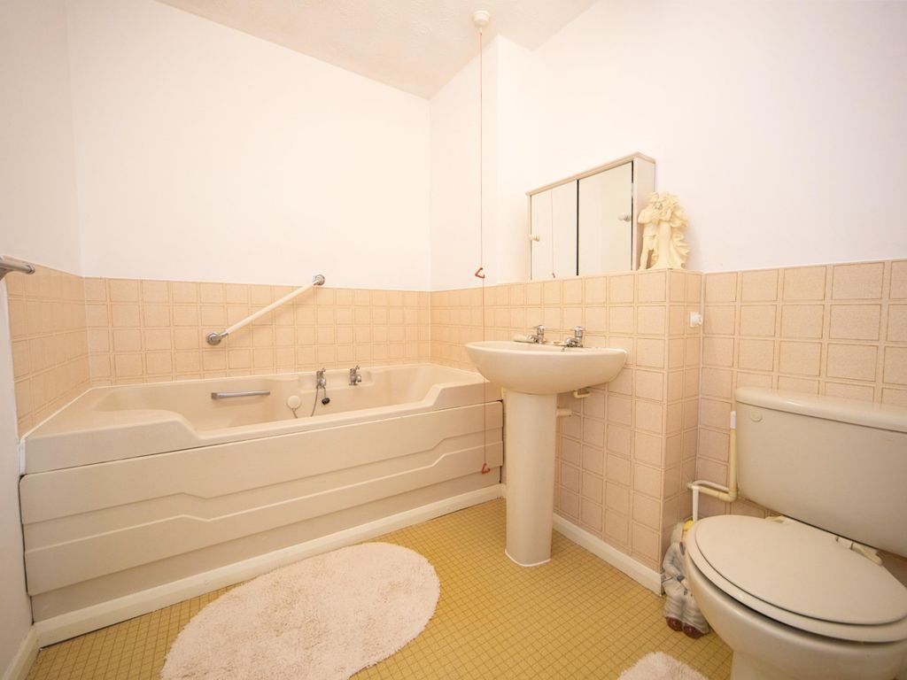 1 bed flat for sale in Churchill Court, Ainsley Close, London N9, £140,000